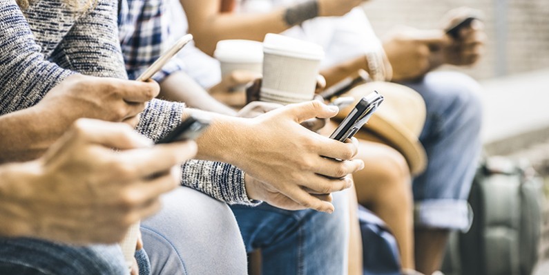 blog people on mobile phones
